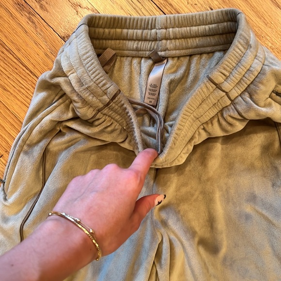 SKIMS GOLD VELVET TANK-TOP SWEAT-SUIT🤩 - Picture 6 of 6